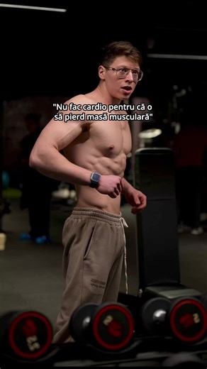 Asta e una dintre cele mai populare scuze. Și unul dintre cele mai prost înțelese mituri. Cardio NU te face să pierzi masă musculară. Lipsa structurii, mâncatul prost și antrenamentele făcute la întâmplare o fac. Cardio bine făcut: – îți îmbunătățește recuperarea – îți crește condiția fizică – îți face corpul mai eficient – te ajută să arzi grăsime fără să sacrifici mușchi – îți ridică nivelul de energie, nu îl scade Problema nu e cardio. Problema e că majoritatea: – fac prea mult – fac haotic –