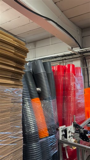 2 viikkoa jouluun! ✨ Kuinka monta kertaa tonttu näkyi tehtaalla? #vanttilanmuovi #ämpäri | Vanttilan Muovi