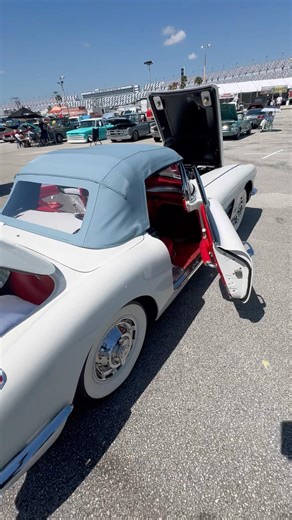 1960 Corvette Convertible #automobile #classiccar #vintagecars #chevrolet #carshow