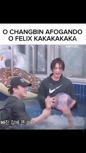 Eu e meu primo jogando bola na piscina