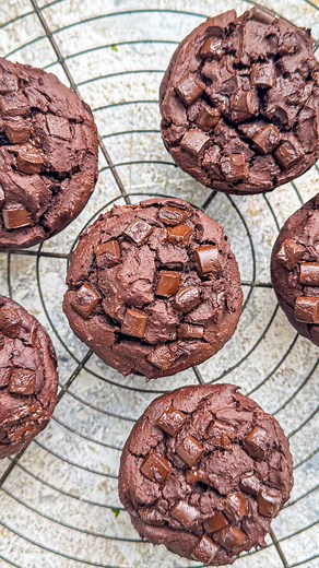 RECIPE BELOW👇🏽 🍫 BLACK BEAN CHOCOLATE MUFFINS 🍫 All I can say is that these muffins ARE SO DAMN TASTY! And no you cannot taste the black beans! 6 ingredients Packed full of fibre and nutrients No flour No nuts Enjoy! DB x INGREDIENTS ▪️1 can of black beans, rinsed and drained ▪️3 eggs ▪️12 medjool dates ▪️1/4 cup neutral tasting oil ▪️1/2 cup cocoa powder ▪️1 tsp baking powder Topping: chocolate chips (optional) METHOD ▪️Blend all the ingredients together ▪️Pour into a prepared muffin tray ▪