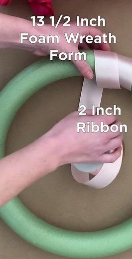 How to Make the CUTEST Tulip Wreath #HGTVHandmade #DIY #Flowers