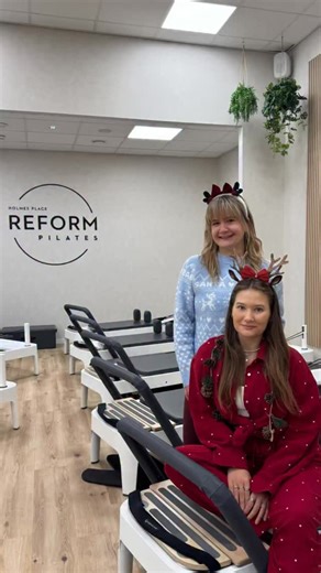 Holmes Place Deutschland on Instagram: "🎄 Adventskalender – Türchen 11 🎄 Heute wird’s strong & elegant: Wir verlosen eine 5er-Karte für unsere REFORM Studios – dein Einstieg in intensives, kontrolliertes und absolut süchtig machendes Reformer Pilates. 🖤✨ So machst du mit: ❤️ Like den Beitrag 👉 Folge @holmesplacede & @holmesplace_reform 🙌 Markiere eine Person, die du zu einer REFORM Session mitnehmen würdest Das Gewinnspiel endet am Samstag, den 13.12.2025 um 12:00 Uhr. Der/die Gewinner:in w