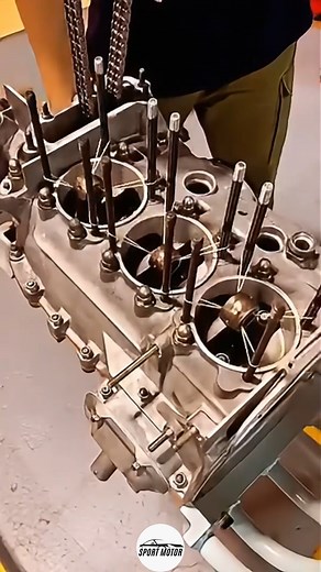 Engine Timing Chain and Piston Movement | Motor SPORT