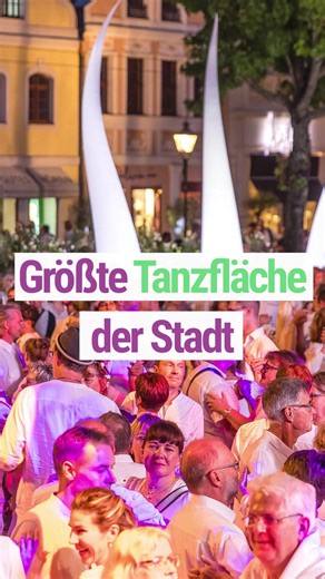 Gewitter und Regen treffen die #Walzernacht in #Cottbus: Tanzbegeisterte trotzen dem Schlechtwetter auf dem #Altmarkt. #Walzernachtcottbus #tanzen #Brandenburg #LR Mehr über die Walzernacht lest ihr im Beitrag auf LR.de! | Lausitzer Rundschau