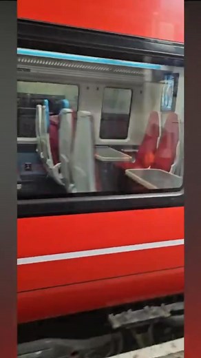 This is the moment the platform at Gatwick Airport railway station is left almost empty as tourists and commuters pile onto a bright red ‘Gatwick Express’ train – only to discover they have actually boarded the slower stopping service to London Victoria. Video by Michael Leidig Story in comments ⬇️ | Worthing Herald