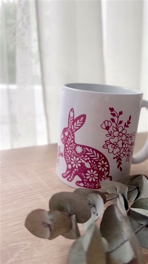 Wie man eine Tasse selbst bedruckt 😊 und das schöne daran ist, dass man sie so persönlich wie möglich gestalten kann. Wie hier mit dem Namen und dem Lieblingstier der beschenkten 🐰 super süß! Da schmeckt der Kaffee doppelt so gut ☕️ #diy #craft #plotter #inspiration