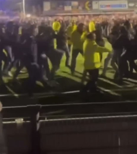 𝐓𝐇𝐈𝐒 𝐈𝐒 𝐎𝐔𝐑 𝐆𝐑𝐎𝐔𝐍𝐃 ⚽️🔥 on Instagram: "SV Spakenburg supporters (right) vs FC Twente supporters (left) in the Dutch KNVB 🏆 tonight! 👊🏼 18.12.2025 🇳🇱 Follow @thisisourground for more 🔥 - 📸 @vak.p_originals #ultras #ultrasmentality #ultrasworld #pyro #tifo #hooligan #hooligans #hools #soccer #football #ultraslife #stoneisland #ultrasliberi #ultraslife #ultrastyle #thisisourground #fctwente #twente #enschede #eredivisie #svspakenburg #spakenburg #vakp #knvbbeker"