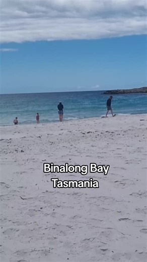 🇦🇺 Binalong Bay is all turquoise water, white sand, and that quiet Tasmanian magic. Hard not to fall in love with this place. 🌊🇦🇺 #ocean #Tasmania #australia #beach #explore