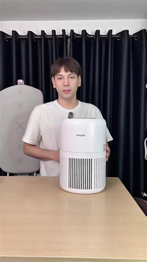 Philips เครื่องฟอกอากาศสำหรับห้องขนาด 65 ตร.ม. • ประสิทธิภาพในการกรองอนุภาคขนาดนาโนที่เล็กกว่า 0.003 ไมครอน (เล็กกว่าขนาด PM2.5 ถึง 800 เท่า) ได้ถึง 99.7% รวมถึงฝุ่นละอองขนาดเล็ก PM2.5 และไวรัสที่แพร่กระจายในอากาศ** • ระบบอัจฉริยะกรองอากาศอัตโนมัติ Smart AeraSenseจะทำการตรวจวัดคุณภาพและทำงานทันทีเมื่อพบความเปลี่ยนแปลงเพียงเล็กน้อยในอากาศ • อากาศสะอาดรวดเร็ว CADR 250 m3/h • ขนาดกะทัดรัด ลงตัวกับทุกพื้นที่ภายในบ้านอย่างง่ายดาย เหมาะกับพื้นที่ห้องไม่เกิ 65 ตร.ม. • กรองอากาศด้วยระบบหมุนวนเวียนอากาศแ
