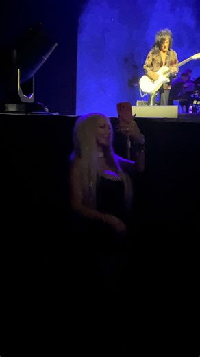 Here with Josie Stevens it didn’t show up in the video, but I shouted her name and she waved at me. She’s really sweet and so beautiful ❤️ #billyidol #billyidolargentina #stevestevens #josiestevens | Evelyn Marzoa