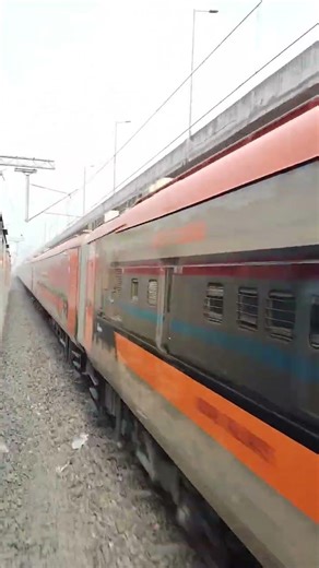 Unexpected encounter ⚡🚆India’s first SleeperVandeBaharat spotted en route#Maldatown for inaugural 💐