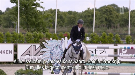 Springruiter Henrik von Eckermann verruilde zijn geboorteland Zweden voor Limburg. In Kessel begon hij samen met zijn vrouw een eigen springstal. Drie keer deed hij mee aan de Olympische Spelen. In 2021, won hij met zijn paard King Edward goud met zijn team in de landenwedstrijd. Henrik behoort tot de wereldtop en gaf ons een unieke inkijk op zijn prachtige locatie 👇 #coproductie #Paardenkracht #samensuccesvolinderegio #L1 | Limburg Paardensport