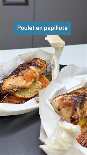 🍗 Papillote de poulet - pour 2 portions- 239 kcal par portion - 200 g de poulet - 1 orange sanguine - 1 citron - 2 cuillères à soupe d’huile d’olive - 3 cuillères à soupe de miel - Sel, poivre - Jus de l’orange sanguine - Thym Bien sûr, pense à ajouter un féculent et une belle portion de légumes ! 🔥 Cuisson : 25 minutes à 180°C 📚 Nos livres de recettes et appli pour ton rééquilibrage alimentaire personnalisé sont dispo sur Amazon en tapant « mmmBook » | Les recettes saines plaisir - Méa de mm