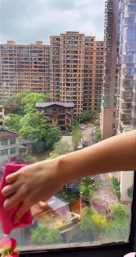 These microfiber cloths are a game changer — one swipe = spotless. No streaks, no lint, no frustration. Just fast, effortless cleaning that actually works. 🪟✨ Save this cleaning tip - your future self will thank you! 🙌🏻 What’s the one thing in your home that never cleans right? #cleaninghacks #cleanhome #microfibercloth