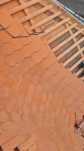 DDM Max L. deckt eingebundene ungleichhüftige Biberschwanzkehle mit Braas Biber 15,5 Berliner Format