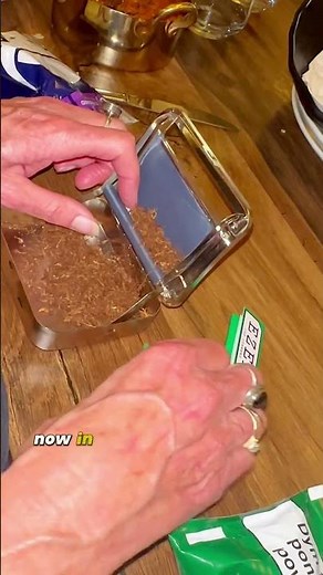 How to Roll A Cigarette 🚬 😃 #ytshorts #tutorial