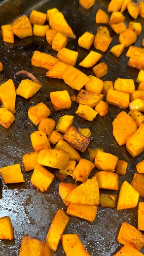 A Must-Make Starter for Turkey Day! 🦃 1 medium butternut squash peeled, seeded, and cut into ½-inch cubes 2 tablespoons olive oil plus extra for brushing 1 teaspoon maple syrup 1 teaspoon smoked paprika ¼ teaspoon cayenne optional salt and pepper to taste 1 baguette sliced into ½-inch rounds 6 ounces goat cheese 2 tablespoons plain Greek yogurt 1 tablespoon honey 1 teaspoon orange zest plus extra for ganish 10 fresh sage leaves thinly sliced (reserve a few for garnish) Full Recipe ⬇ #Thanksgivi