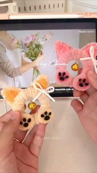 Pipe Cleaners Keychain Tutorial via: @_ann.isaaCreate a fun and colorful keychain using pipe cleaner