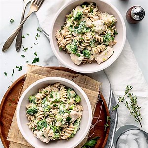 18 shares · 3 comments | This Healthy Chicken Alfredo is creamy and rich tasting, but it's actually only 300 calories per serving! And it's ready in only 30 minutes so it's great for busy back-to-school dinners. PRINT THE RECIPE HERE--> https://www.healthyseasonalrecipes.com/light-chicken-broccoli-alfredo/ | Healthy Seasonal Recipes | Facebook