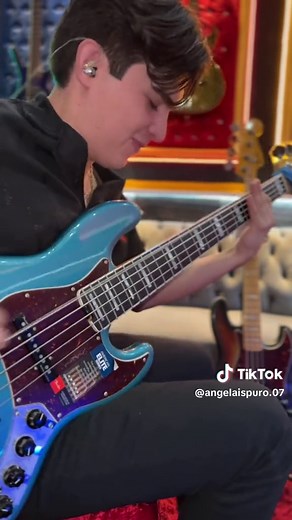 Rompe La Dompe Guitar and Bass Performance