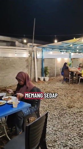 Rare & Pertama Kali Kat Melaka – Ikan Bakar Sambal Cencalok Ni Jadi Viral Port Makan Baru By Tauke MF4U News MELAKA – Kalau sebelum ni orang asyik ulang-ulang cari asam pedas bila sebut Melaka, kali ni ada port makan baru yang buat food hunter rasa excited gila. Kedai pertama di Melaka yang berani tampilkan menu unik – ikan bakar sambal cencalok – terus jadi viral di Pengkalan Balak. Bayangkan ikan siakap segar dibakar panas-panas, kemudian dilumur sambal cencalok pekat yang rare habis. Gabungan