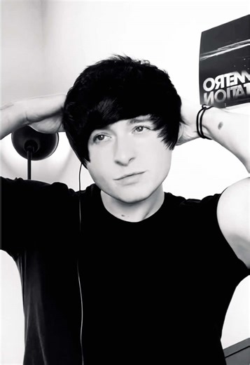 A few people asked to see some of my old pics so here ya go #emo #nostalgic #2000s #alt #emohair