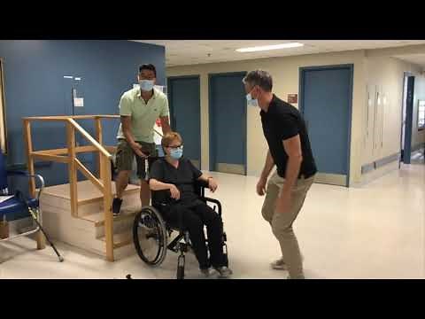 Monter et descendre des escaliers avec une personne en fauteuil roulant