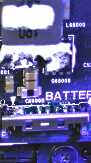 🔧【基板修理の現場から】 無理な力がかかって、破損した基板のバッテリーコネクタ部をリペアしました。 剥がれたコネクタは、簡単に半田付けだけで直すことはできません。多くの場合は基板のパターンが剥がれて半田付けできないのです。まずは基板側を補修する必要があります。今回は、ジャンパー配線と樹脂固定などを駆使してで再び動作可能に✨ 💡PC Fixsでは液晶交換から基板修理まで幅広く対応。 「もう無理かも…」と思った症状もぜひご相談ください！ #基板修理 #PC修理 #バッテリーコネクタ #マザーボード修理 #データを守る #秋葉原PC修理 #高田馬場PC修理 | PC Fixs 秋葉原・高田馬場