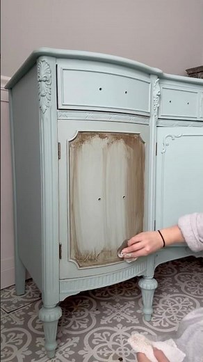 Add depth and age to your painted furniture with GLAZE. #paintedfurniture #furnituremakeover #diy