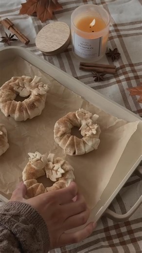 Autumn baking | cinnamon apple donuts 🍂 one of my favourite fall bakes to date! so delicious & so easy, they taste like warm apple pie 🥧 all you need is puff pastry, apples, cinnamon, sugar & a dash of milk! save this recipe to bake this autumn 🍁 Ingredients (makes 4 apple donuts) 1 sheet of puff pastry 1 apple, sliced into rings and core removed 1/4 cup golden castor sugar 1 tsp ground cinnamon 2 tbsp milk -preheat oven to 180c -then slice your apple into rings and core out the centre of eac