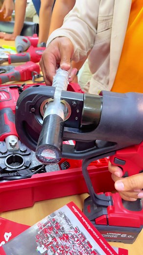 12 ตันรุ่นใหม่ เร็วแรง มี auto releast สตใจ แอดไลน์ @tptools (มี@ด้วย) ได้เลยครับ #milwaukeetools #mea #pea #highvoltage #hotline #เครื่องมือไฮดรอลิค