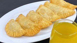 This pie is filled with beef and vegetables and then deep fried in hot oil. The end result is a crusty outer layer and a moist inside. | Empanadas For the filling 2 carrots 🥕 3 Irish potatoes 🥔 300g beef Half onion 2 garlic 1 Tablespoon onion powder 1 Tablespoon thyme 2 Maggi Salt tt To make the pie crust 4 Cups of all purpose flour Grated Half onion 🧅 1 teaspoon salt 1 teaspoon baking powder 1 and half sticks of butter ( 12 tablespoons) 1 cup of water Oil to deep fry | Joyful Cook