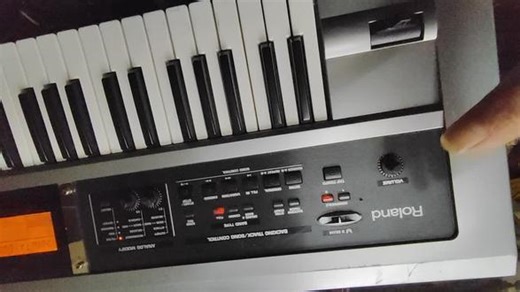 二三十年前的罗兰电子合成器。当年已经先进成这样了。