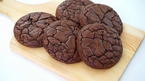 120K views · 862 reactions | Fudgy Brownie Cookie! Fudgy and moist in the inside and crunchy in the outside. So perfect for a cookie. Enjoy baking darlings :) This recipe yields 10 brownie cookies. Here's what you'll need: 110g dark chocolate 1/4 cup unsalted butter (60g) 1 large egg (about 55g) ½ cup brown sugar (100g) 1 tsp vanilla (5g) 2/3 cup all purpose flour (85g) 1/4 cup unsweetened pure cocoa powder (20g) ½ tsp baking powder ½ tsp baking soda ¼ tsp salt | Savor Easy | Facebook