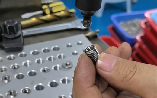 302型槽型自攻牙套螺套安装方法，步骤视频分享给有需要的朋友。深圳安钛五金螺套公司专制，恶意盗用必究。如有疑问纠错或技术支持