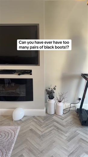 Stylish Roxy Boots from Ella - Perfect for Any Outfit