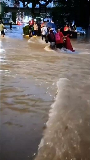 Massive Flood Caught on Camera 😱 | Nature’s Power Unleashed 🌊 #viral #trending #floods #Disaster