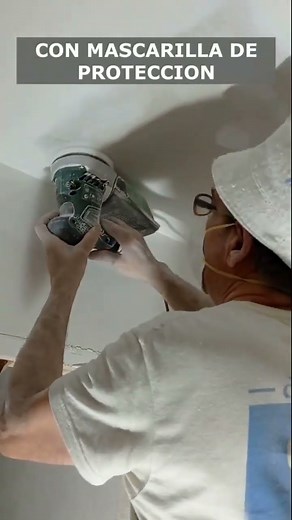 Lijar el techo antes de pintar.