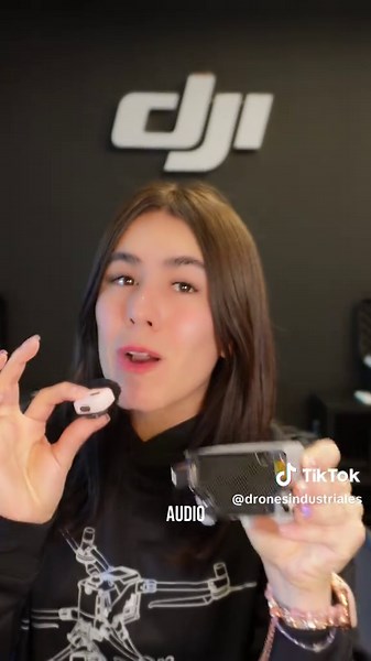 Potencia la comunicación aérea como nunca antes 🚁🔊 El DJI AS1 Speaker transforma tu drone en una herramienta clave para operaciones críticas. Diseñado para ofrecer audio claro y potente a larga distancia, permite emitir mensajes en tiempo real con máxima precisión. Ideal para escenarios como: ✔️ Operativos de seguridad y vigilancia ✔️ Gestión de emergencias y protección civil ✔️ Control de multitudes y eventos masivos ✔️ Inspecciones industriales en zonas de difícil acceso Con integración perf