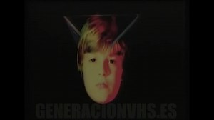 ¿Te acuerdas de Chocky?. La serie es una de las adaptaciones que se hicieron de la novela de ciencia ficción escrita por John Windham en 1963. La historia de «la extraña amistad entre un chico de la Tierra y un extraterrestre del espacio exterior» se convirtió en serial radiofónico para la BBC primero y en miniserie de televisión después, de manos de Thames Televisión (1984). También tuvo sus secuelas, ‘Chocky’s Children’ (1985) y ‘Chocky’s Challenge’ (1986), aunque a nosotros sólo nos llegó la 