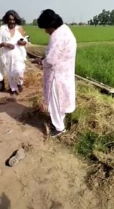 16M views · 155K reactions | ਵੱਡੇ ਘਰ ਦੀ ਧੀ ਤੇ ਸਾਬਕਾ ਪੁਲਸ ਅਫਸਰ ਦਾ ਸਕੀ ਭਾਬੀ ਨਾਲ ਹੈ ਜਮੀਨ ਨੂੰ ਲੈ ਕੇ ਝਗੜਾ। ਵਿਧਵਾ ਭਾਬੀ ਵੀ ਹੈ ਸਾਬਕਾ ਅਫਸਰ। ਠੇਕੇਦਾਰਾ ਨਾਲ ਹੋਈ ਮੋਟਰ ਨੂੰ ਲੈ ਕੇ ਝੜਪ #LADYSINGAM #viral | Radio Punjab Today | Facebook