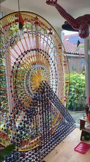 Lot van Os bouwt een gigantisch K'nex-reuzenrad in de woonkamer (@lotvanos)