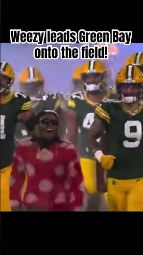 🏈🎤Rapper Lil Wayne leads the NFL Green Bay Packers onto the field vs the Detroit Lions! #nfl