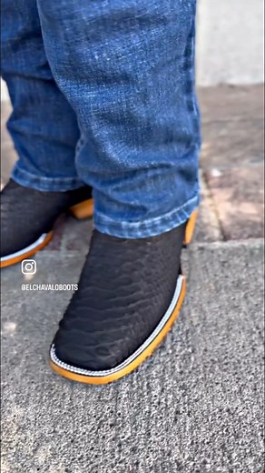 Tenemos numeración disponible en bota de víbora de Python🥵🤭Lista para su envío inmediato🚚recuerda que en la compra de tus botas te puedes llevar de regalo el pantalón vaquero🤠Paola Mendez asesora de ventas del chavalo boots📲 52-477-113-6226✅ https://wa.link/hb6f4z | El Chavalo boots