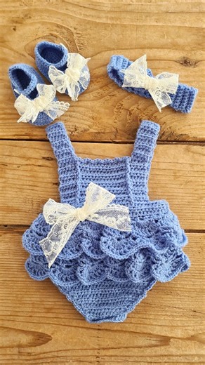 uncinetto e fatto a mano per bambini on Instagram: "✨ Un set nascita in pura lana merino baby, fatto a mano per avvolgere i primi giorni di vita con dolcezza e amore. Pagliaccetto all’uncinetto, scarpine e fascia coordinata e dettagli in pizzo 🤍 Un’idea regalo unica per un benvenuto speciale. 💛 Baby Filo d’Oro #babygift #setnascita #handmadeitalia #uncinetto #neonato #artigianatoitaliano #regalonascita #babyhandmade #fattoamanoconamore #babyoutfit #neonatohandmade #crochetbaby #babyfilodoro #r