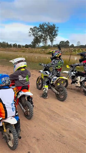 Practice being forward! Sitting forward has a lot of benefits in the turn. Traction, steering, holding the leg up easier and more… #motocrosscoach #motocross #dirtbikes | Twist it Moto Coaching & Training