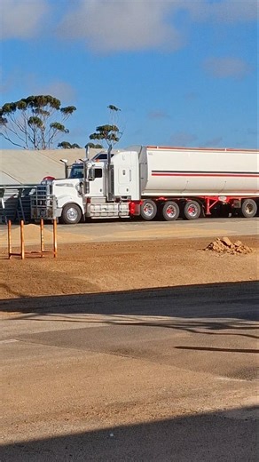 Tri drive axle T909 with a lazy axle, A-B Triple roadtrain🇦🇺 #kenworth #roadtrain