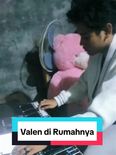 Valen main sm keyboard kesayangan di rumahnya lagu