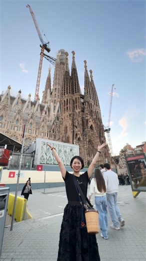 ナンタケットバスケット作家/オンラインスクール主宰堀井理奈 on Instagram: "🇪🇸初スペイン✨ ずっと来たかったバルセロナへ✈️ ガウディ建築巡りスタート🌿 今夜はカサ・ミラ（Casa Milà）のナイトツアーへ。 幻想的なプロジェクションマッピングにうっとり✨ スパークリングワインを片手に ガウディの世界を堪能🥂 ディナーは人気店のパエリア🍤 本場の味が感動的に美味しい🤤 明日はついにサグラダ・ファミリアの中へ⛪️ お気に入りのナンタケットバスケットと一緒に 旅の続きを楽しみます👜💛 私の持っている斜めがけタイプの ナンタケットバスケットには 阪神百貨店で出会えます 「🔔阪神百貨店梅田本店 8階催事場 2025年11月12日(水)〜17日(月)」 #HANSHIN催事#hanshin_saiji #ナンタケットバスケット #スペイン旅行 #バルセロナ #カサミラ #サグラダファミリア #ガウディ建築 #ナイトツアー #世界遺産 #パエリア #旅の記録 #ナンタケットバスケット"